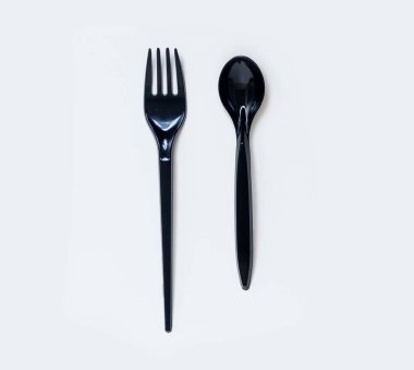 Siyah plastik kaşık ve çatal