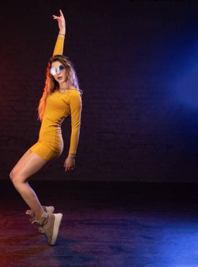Moda gözlüklü genç modern kız dansçı, stüdyo fotoğrafı.