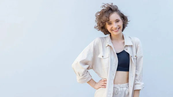 Yaşındaki Mutlu Genç Bir Kadının Mavi Gri Duvar Arkasında Poz — Stok fotoğraf