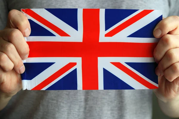 Ngiliz Bayrağının Yakın Çekimi Erkeklerin Elinde Büyük Britanya Bayrağı — Stok fotoğraf
