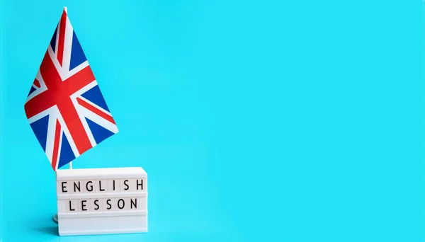 英国国旗和车牌英语课上的题词 蓝色背景上的横幅 — 图库照片