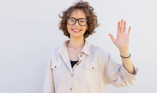 Dost Canlısı Gözlüklü Genç Bayan Mutlu Bir Şekilde Gülümser Sağ — Stok fotoğraf