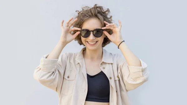 Mujer Joven Gafas Sol Sobre Fondo Pared Gris Día Verano — Foto de Stock