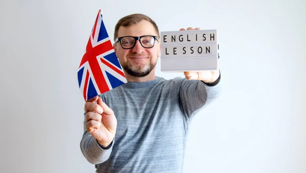 Lekcja Angielskiego Flaga Wielkiej Brytanii Rękach Mężczyzny Średnim Wieku Okularach — Zdjęcie stockowe