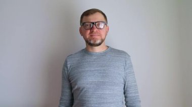 Gözlüklü orta yaşlı bir adamın portresi. 40 yaşında bir adam..