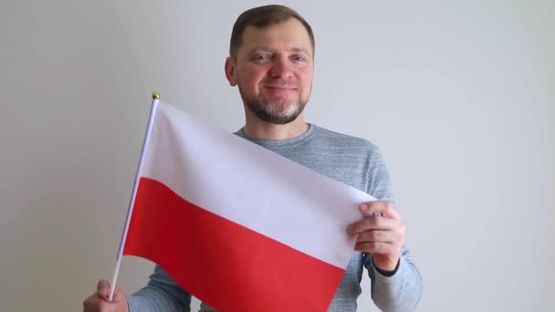 Középkorú Férfi Lengeti Lengyelország Zászlaját Egy Szürke Falnak Áll Kamerába — Stock videók