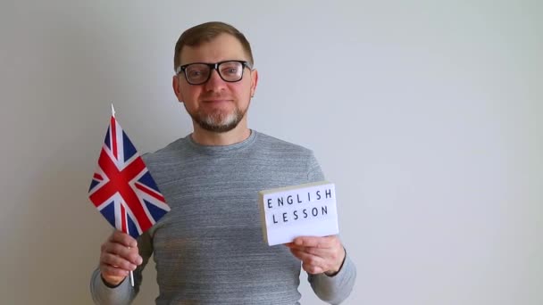 Μεσήλικας Βρετανική Σημαία Γυαλιά Δάσκαλος Δείχνει Μια Πινακίδα Που Λέει — Αρχείο Βίντεο