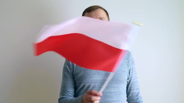 Homme Âge Moyen Agite Drapeau Pologne Debout Contre Mur Gris — Video