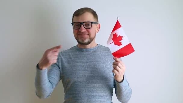 Hombre Mediana Edad Con Gafas Ondeando Bandera Canadá — Vídeo de stock