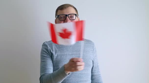 Uomo Mezza Età Con Gli Occhiali Sventola Bandiera Del Canada — Video Stock