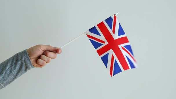 Close Van Mannelijke Hand Die Met Britse Vlag Zwaait — Stockvideo