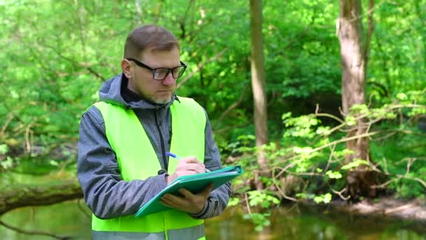 Mannelijke Ecoloog Registreert Toestand Van Het Milieu Bos Rivier Milieucontrole — Stockvideo