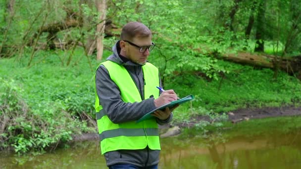 Mužský Ekolog Pořizuje Záznamy Stavu Okolní Lesní Řeky Kontrola Prostředí — Stock video