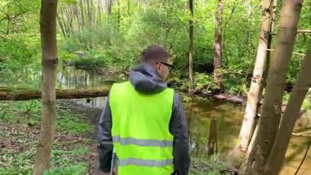 Чоловік Еколог Робить Записи Про Стан Навколишнього Середовища Лісової Річки — стокове відео