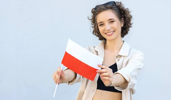 Portret Młodej Studentki Trzymającej Flagę Polski — Zdjęcie stockowe