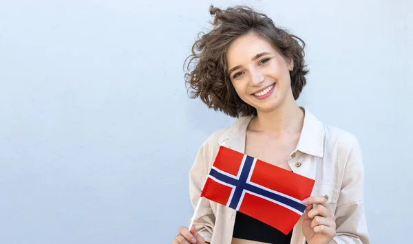 Retrato Uma Bela Jovem Com Bandeira Noruega — Fotografia de Stock