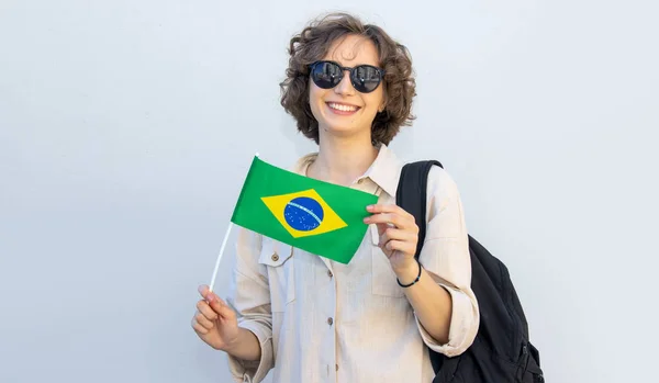 Retrato Una Hermosa Joven Estudiante Viajera Con Bandera Brasil — Foto de Stock