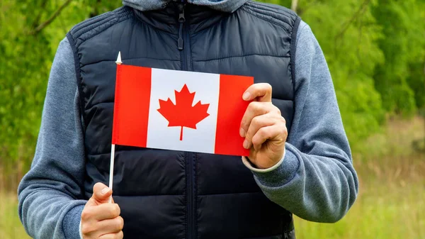 Крупный План Человека Флагом Канады — стоковое фото