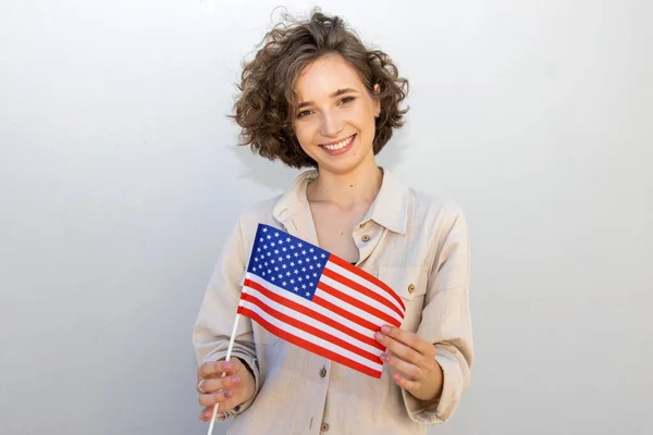 Νεαρή Χαμογελαστή Χαρούμενη Διασκεδαστική Γυναίκα Κρατά Αμερικανική Σημαία Ματιά Κάμερα — Φωτογραφία Αρχείου