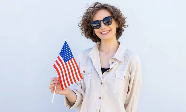 Νεαρή Χαμογελαστή Χαρούμενη Γυναίκα Γυαλιά Ηλίου Κρατά Αμερικανική Σημαία Ματιά — Φωτογραφία Αρχείου