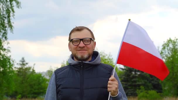 Felnőtt Férfi Szemüvegben Lengyelország Zászlajával Természet Hátterében — Stock videók