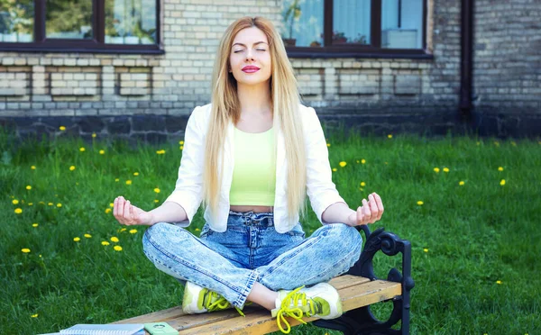 Jonge Vrouw Student Mediteert Buurt Van Universiteit Voor Het Studeren — Stockfoto