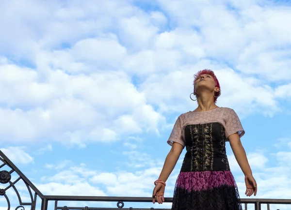 Mujer Joven Mira Cielo Con Nubes — Foto de Stock