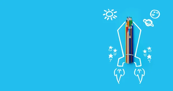 Afiş Renkli Kalemler Bir Roketin Çizimi Mavi Arka Planda Havalanan — Stok fotoğraf