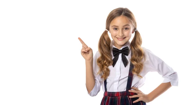 Retrato Menina Escola Positiva Apontando Espaço Cópia Dedo Indicador Promotor — Fotografia de Stock