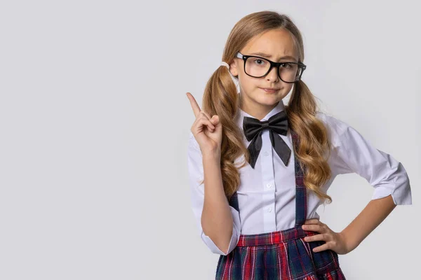 Menina Estudante Anos Idade Óculos Aponta Dedo Para Espaço Livre — Fotografia de Stock