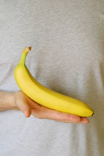 Uma Banana Amarela Madura Mão Foto Vertical — Fotografia de Stock