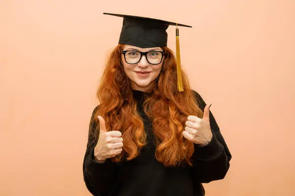 Πορτρέτο Μιας Νεαρής Φοιτήτριας Κόκκινα Μαλλιά Ένα Ακαδημαϊκό Καπέλο Την Φωτογραφία Αρχείου
