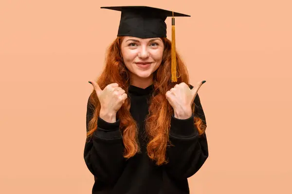 Πορτρέτο Μιας Όμορφης Φοιτήτριας Που Δείχνει Τους Αντίχειρες Νεαρή Χαρούμενη Εικόνα Αρχείου