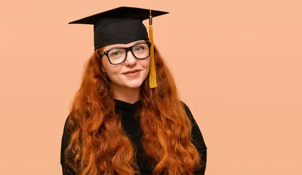 Porträtt Vacker Student Som Tar Examen Ung Kvinna Med Rött Stockbild