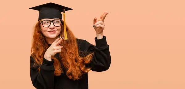 Νεαρή Γυναίκα Που Φοράει Γυαλιά Είναι Μεταπτυχιακή Φοιτήτρια Και Δείχνει Royalty Free Φωτογραφίες Αρχείου