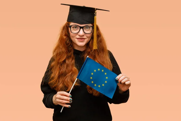 Ung Kvinna Student Examen Med Europeiska Unionens Flagga Europeisk Utbildning Royaltyfria Stockbilder