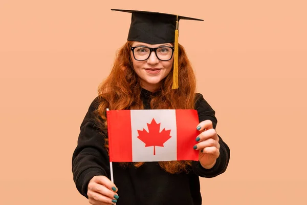 Porträtt Student Hennes Examensdag Bär Ungkarlshatt Med Kanadensisk Flagga Royaltyfria Stockbilder