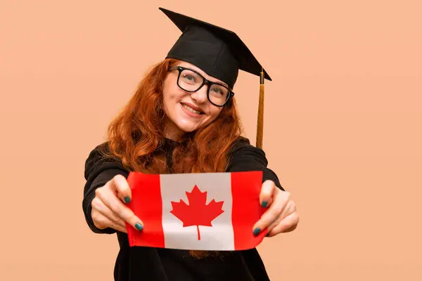 Porträtt Student Hennes Examensdag Bär Ungkarlshatt Med Kanadensisk Flagga Royaltyfria Stockbilder