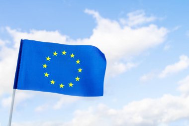 Mavi gökyüzüne karşı Avrupa Birliği bayrağı.