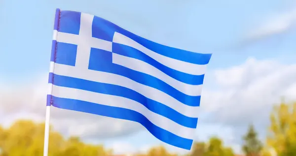 Viftande Flagga Grekland Mot Bakgrund Naturen Och Blå Himmel Stockbild