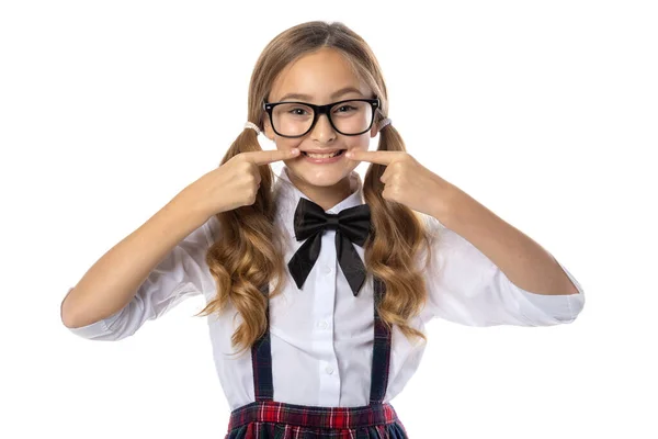 Menina Com Óculos Aponta Com Dedo Para Dentes Isolada Branco — Fotografia de Stock