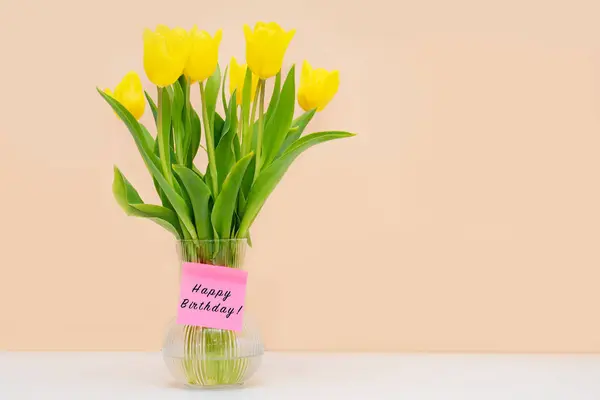 Bukiet Żółtych Świeżych Tulipanów Różowym Tle Happy Birthday Napis Miejsce Zdjęcie Stockowe