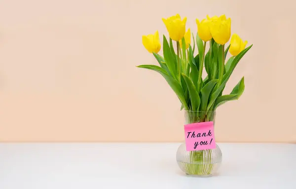 Bukiet Żółtych Świeżych Tulipanów Różowym Tle Napis Naklejce Dziękuję Miejsce Zdjęcia Stockowe bez tantiem