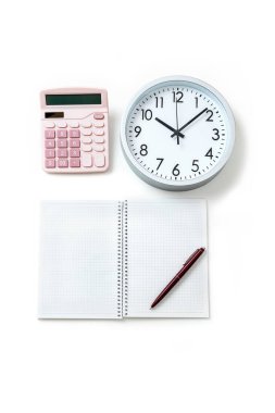 Yatay afiş pembe hesap makinesi, yuvarlak saatin yanında 10 saat 10 dakika ve beyaz arkaplandaki notlar için bir defter. Muhasebe ya da vergi hesapları. Çalışma zamanı..