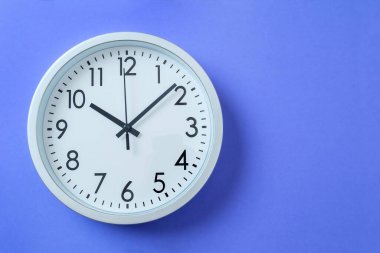 Yatay pankart yuvarlak saati 10 saat 10 dakika gösteriyor. Çalışmak için olumlu bir zaman. Mavi menekşe arka plandaki saat. Çalışma saatleri.