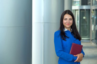 30 yaşında güzel bir iş kadını. Ofis binasının yanındaki iş kadını. Kadın ya da satış temsilcisi.