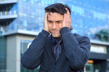 Yorgunluk, baş ağrısı, iş adamına karşı hüsran. Otuzlu yaşlarında bir portre. 35 yaşında..