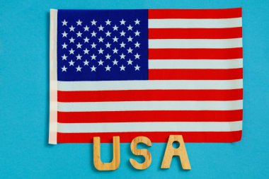 ABD bayrağı ve ahşap harfleri Mavi arka planda ABD.