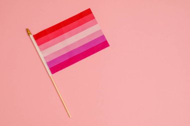 Pembe arka planda lezbiyen LGBT topluluğunun bayrağı.