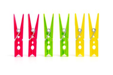 Gruplaşma kavramı. Diğerlerinden farklılık. Ortak hareket. Hepsi çift olarak, iki yeşil mandal, iki kırmızı ve sarı olanın yanında..